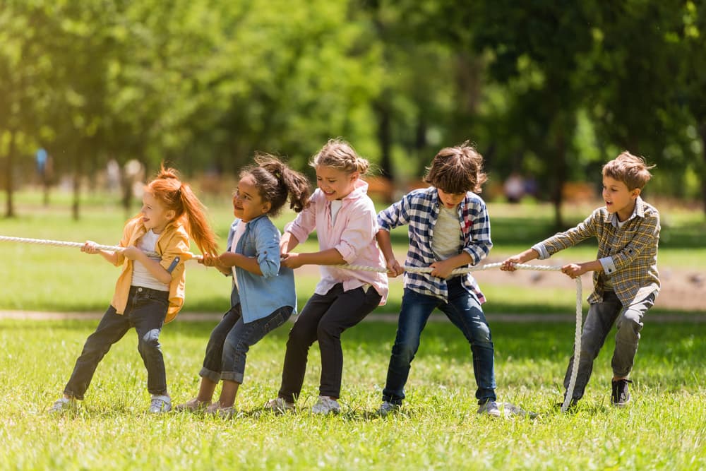 Enfants participant à des activités créatives